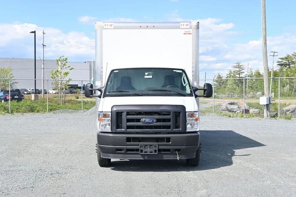 Ford E-450 2025 photo 2