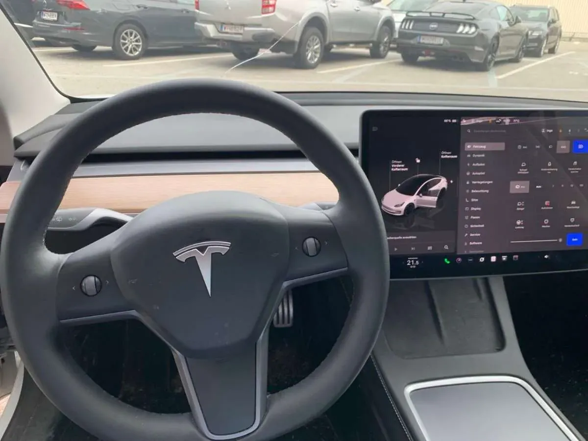 Tesla Model 3 2023 photo 2