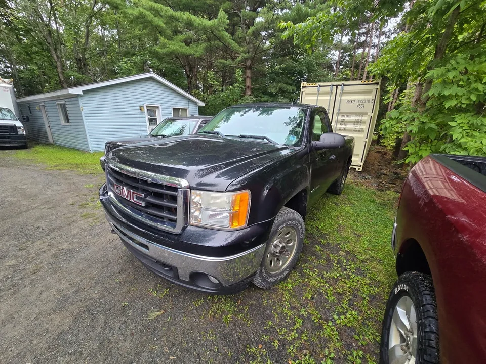 GMC Sierra 2011 photo 2
