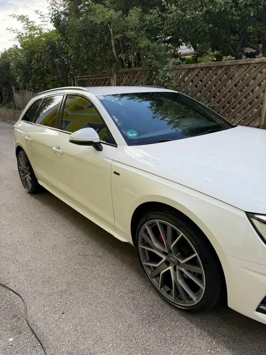 Audi A4 2021 photo 2
