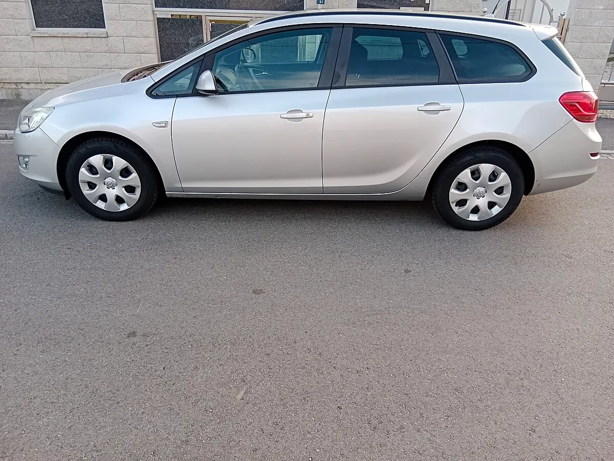 Opel Astra 2012 photo 2