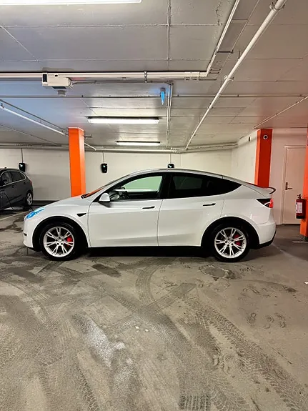Tesla Model Y 2023 photo 2