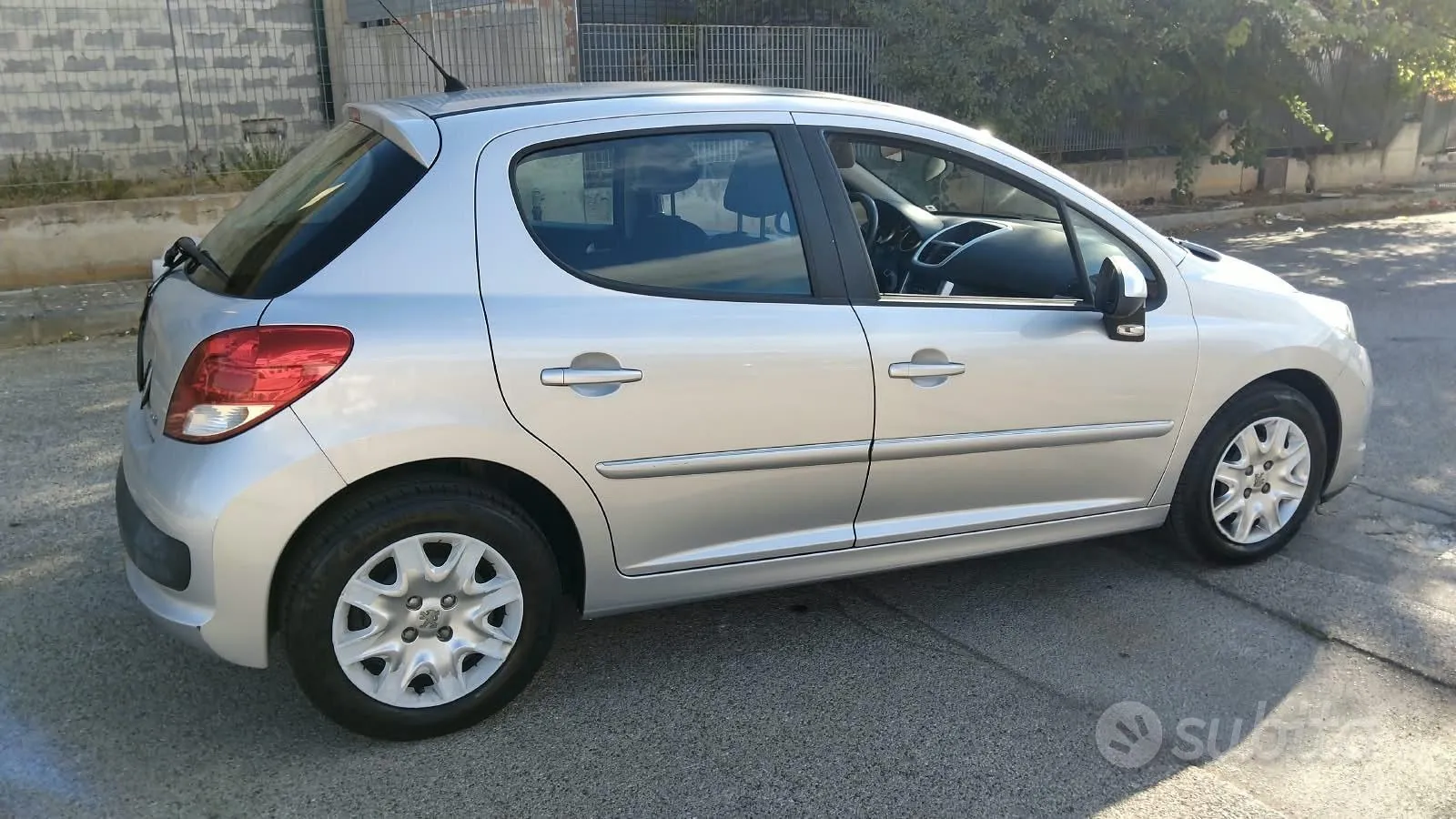 Peugeot 207 2012 photo 3