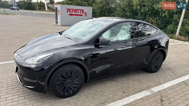 Tesla Model Y 2023 photo 2