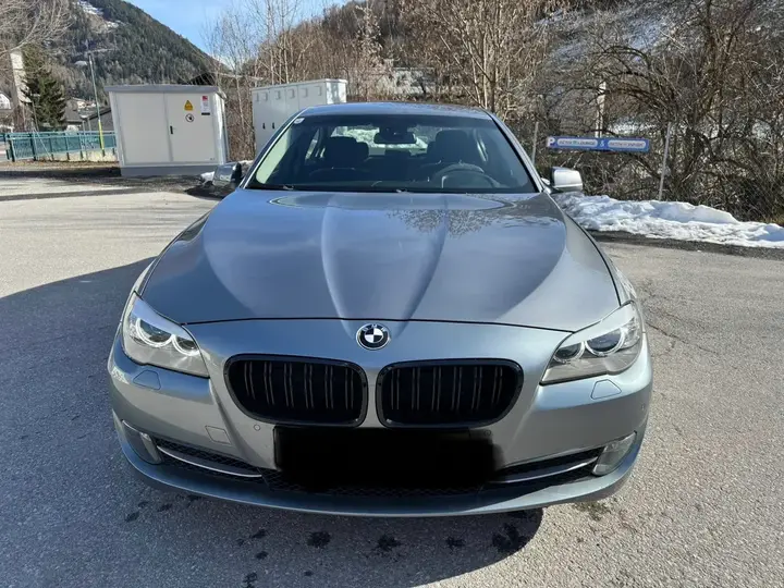 BMW 5 Series 2011 photo 2