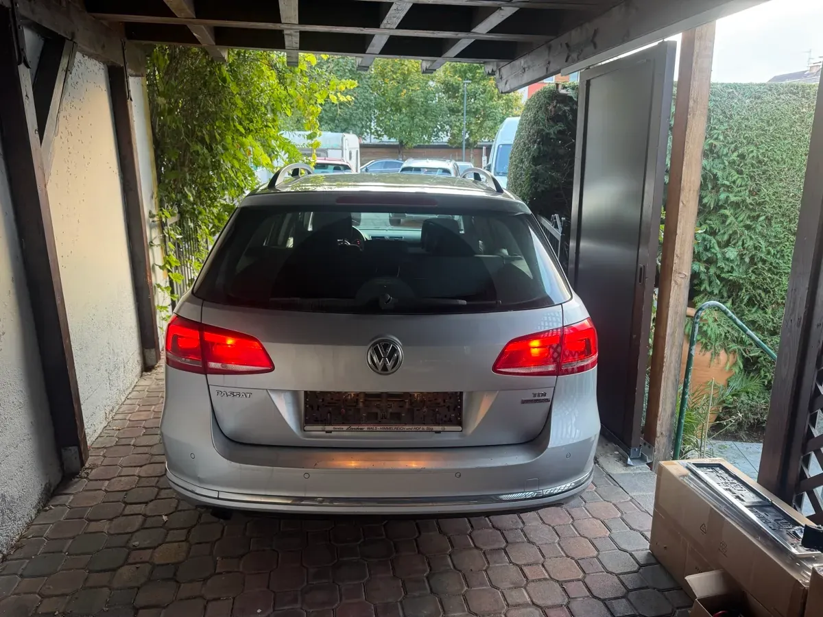 Volkswagen Passat 2011 photo 2