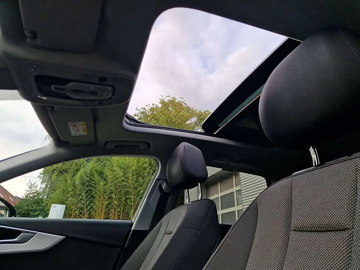 Audi A4 2023 photo 3