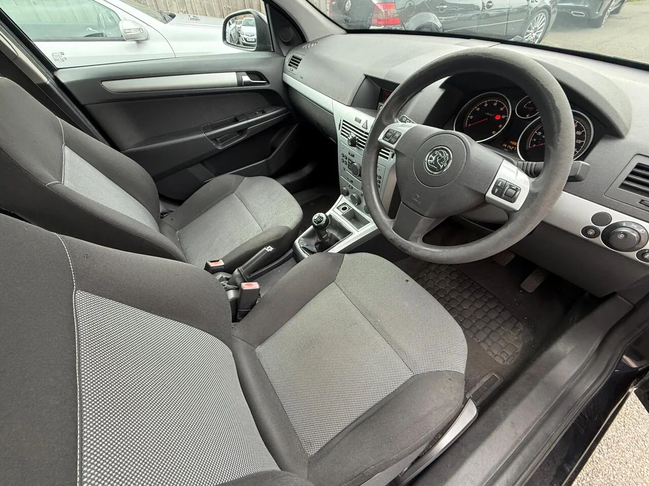 Vauxhall Astra 2009 photo 5