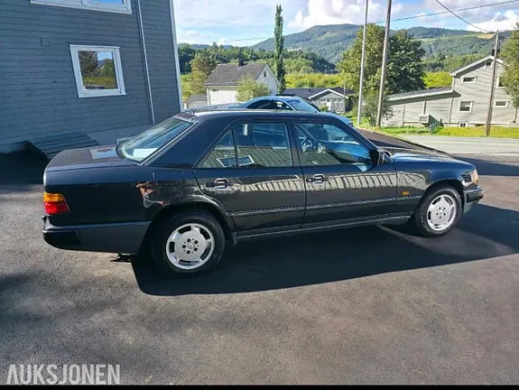 Mercedes-Benz E-Class 1989 photo 4
