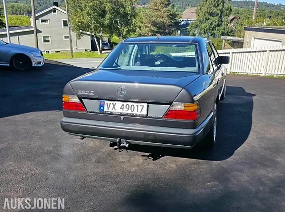 Mercedes-Benz E-Class 1989 photo 5