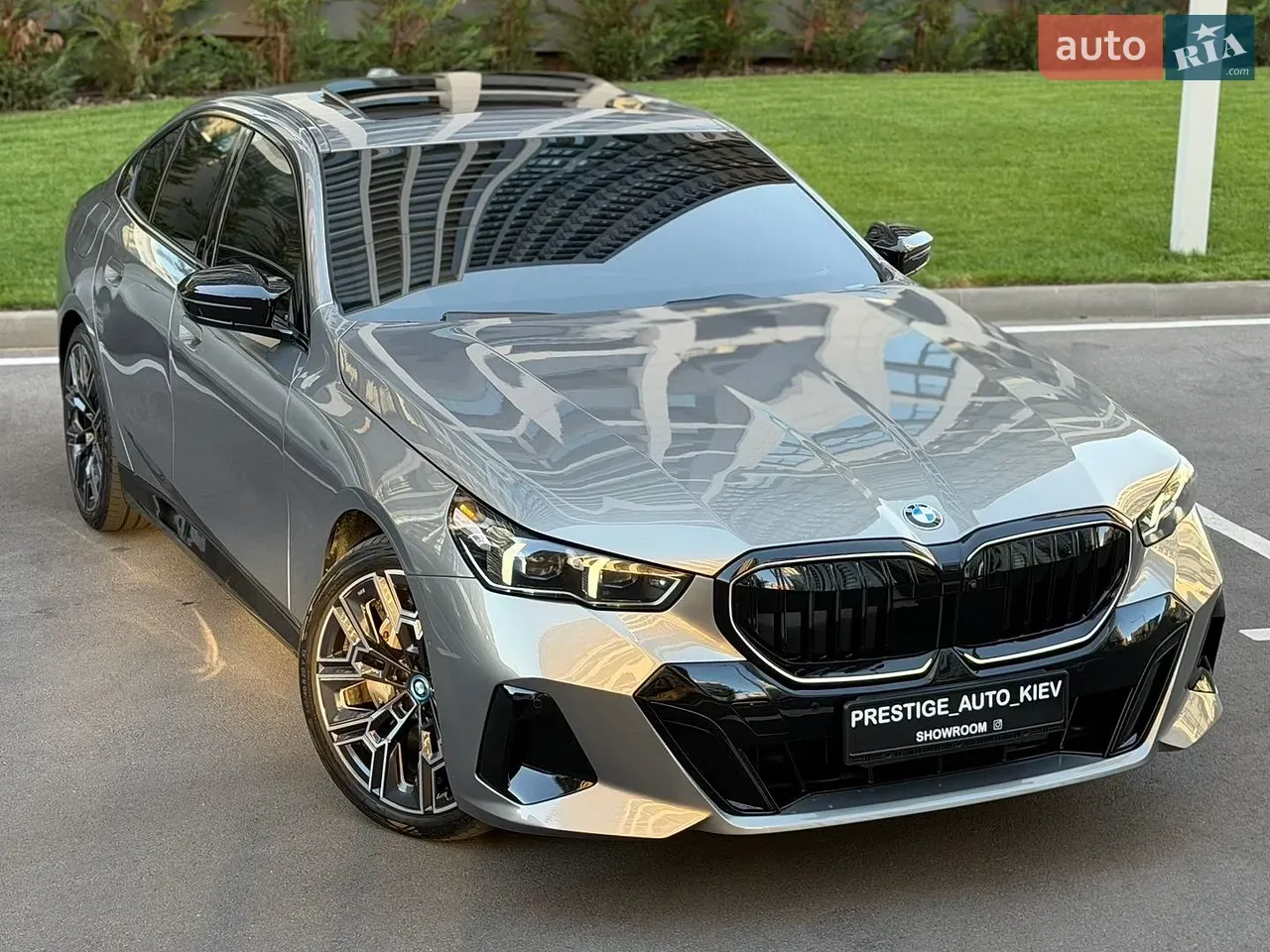 BMW 5 Series 2023 photo 2
