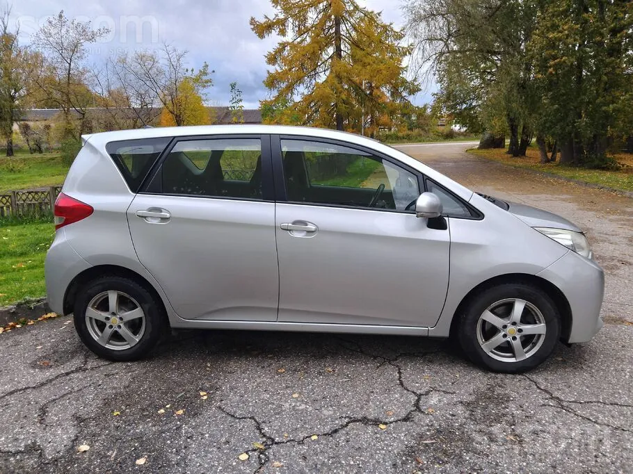 Toyota Verso-S 2012 photo 2