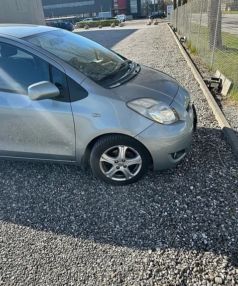 Toyota Yaris 2011 photo 2