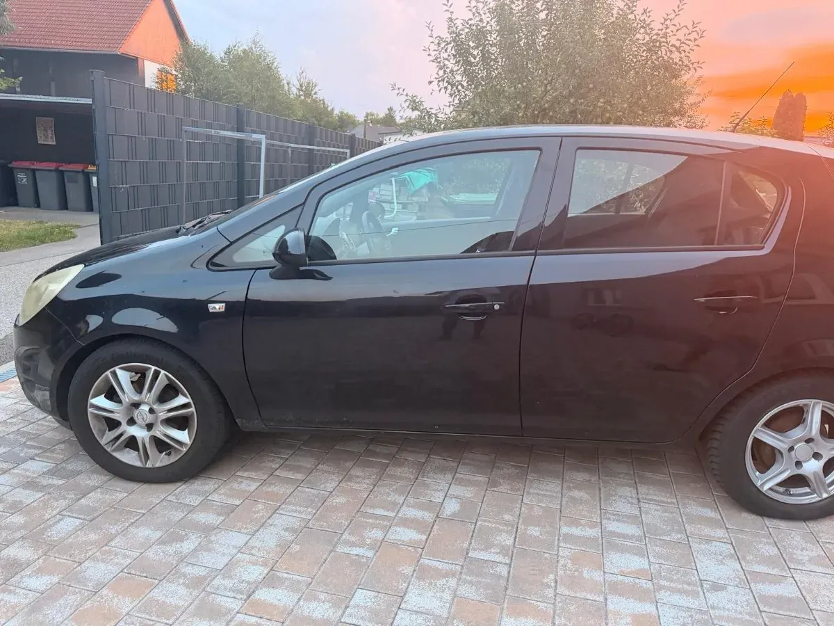 Opel Corsa 2011 photo 2