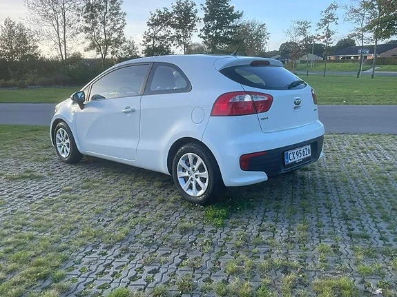 Kia Rio 2015 photo 2