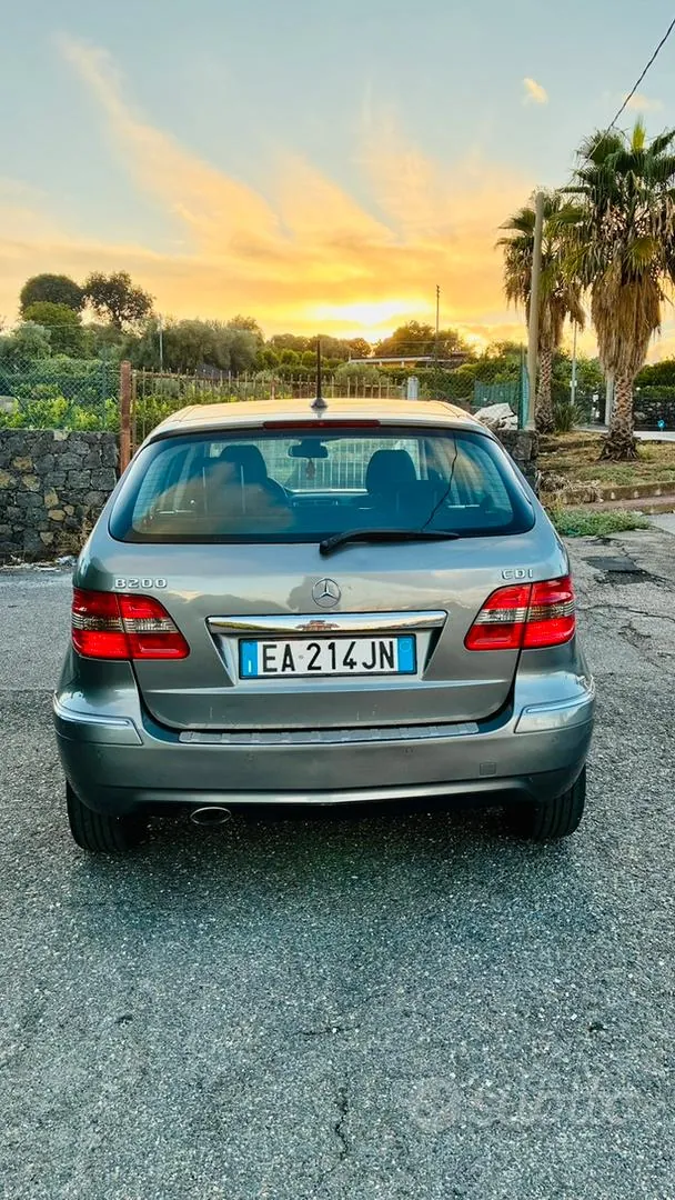 Mercedes-Benz B200 2010 photo 2