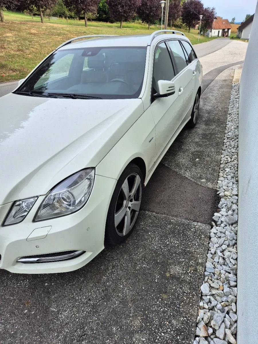 Mercedes-Benz E-Class 2012 photo 3