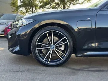 BMW 3 Series 2024 photo 3