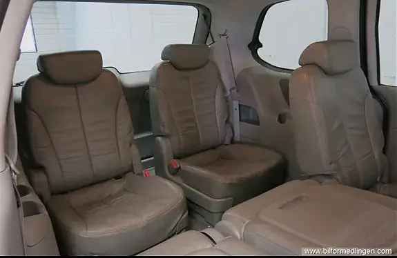 Kia Carnival 2011 photo 4