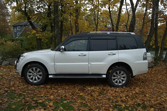 Mitsubishi Pajero 2010 photo 2