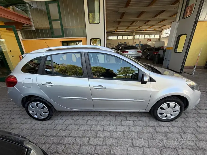 Renault Clio 2010 photo 4