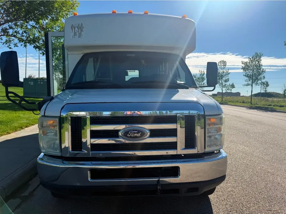 Ford E-350 2010 photo 3