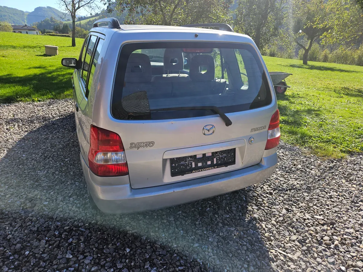 Mazda Demio 2001 photo 2
