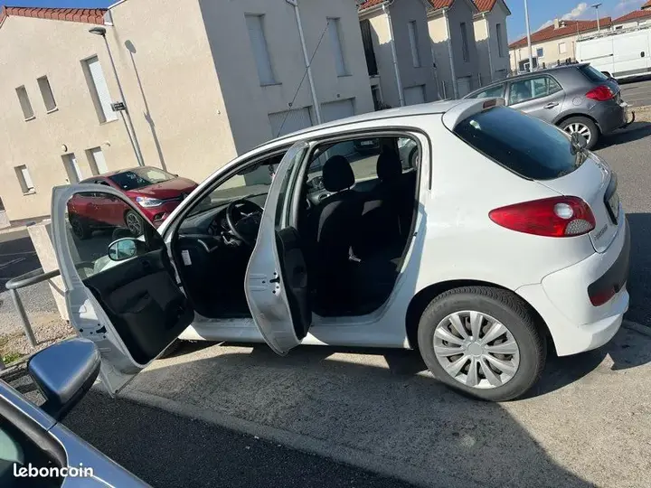Peugeot 206 2011 photo 3