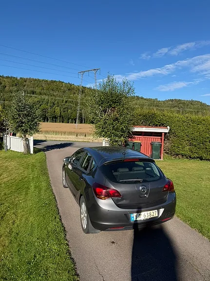 Opel Astra 2012 photo 2
