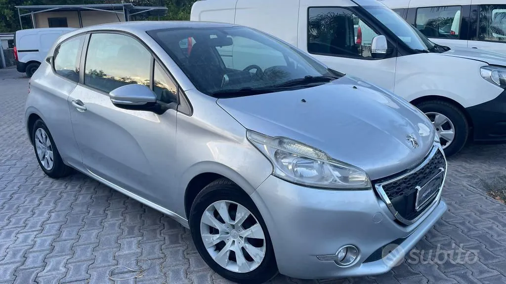 Peugeot 208 2012 photo 2