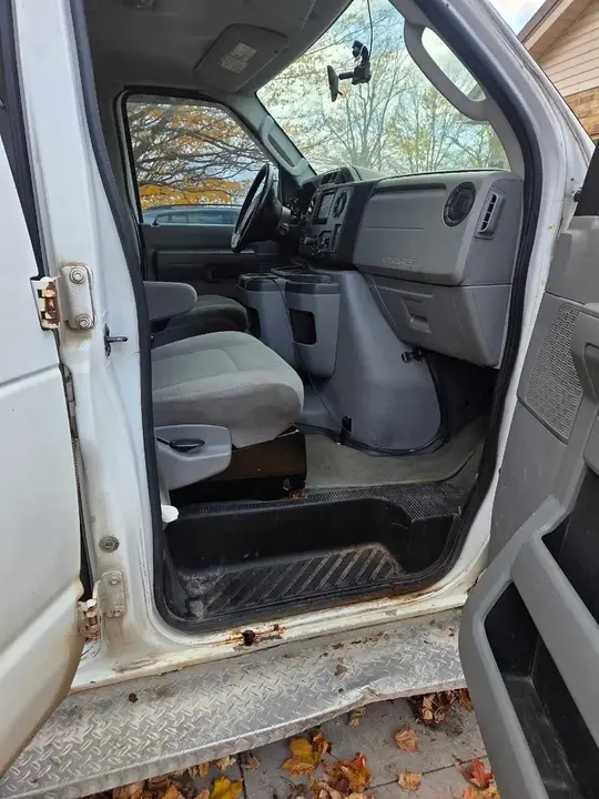 Ford E-350 2011 photo 4