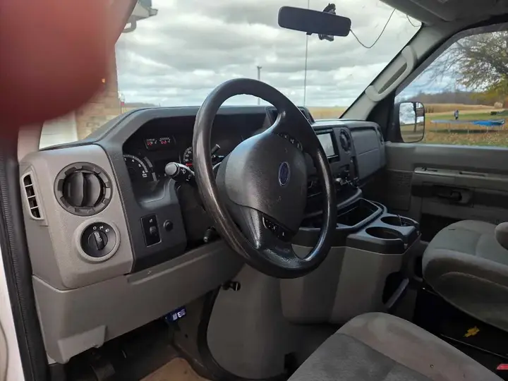 Ford E-350 2011 photo 2