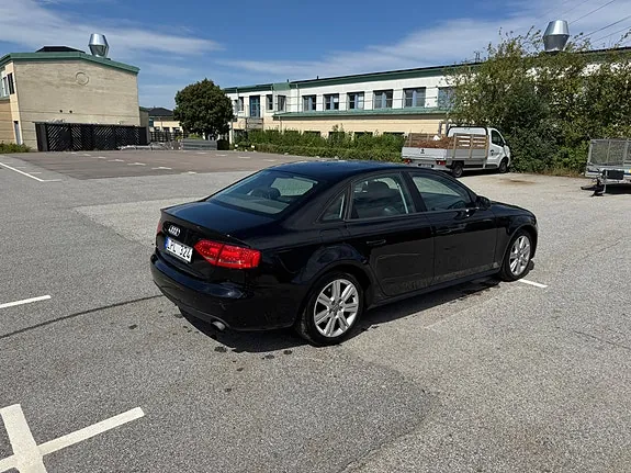 Audi A4 2011 photo 2