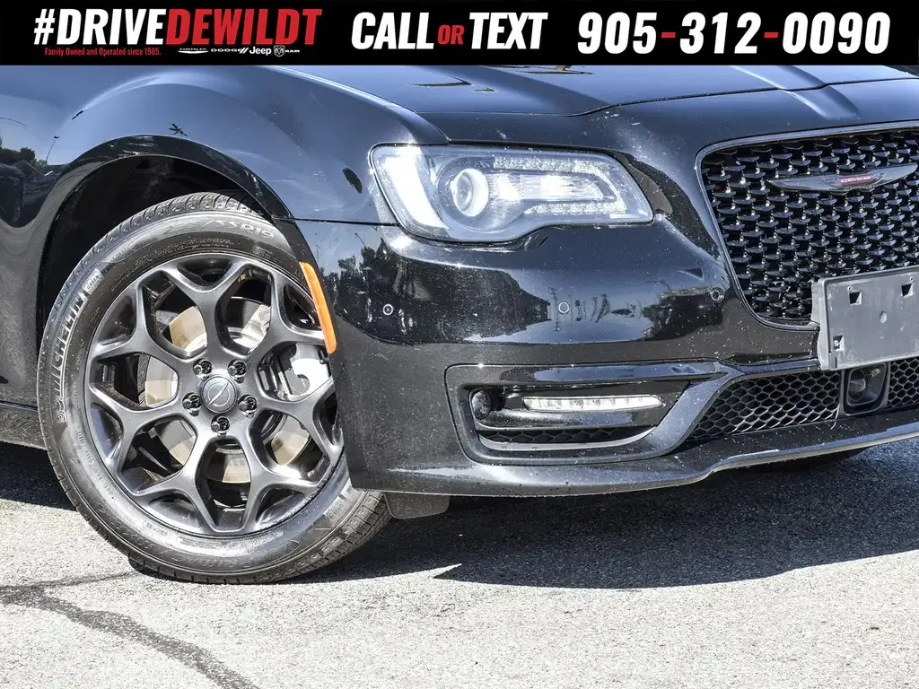 Chrysler 300 2021 photo 2