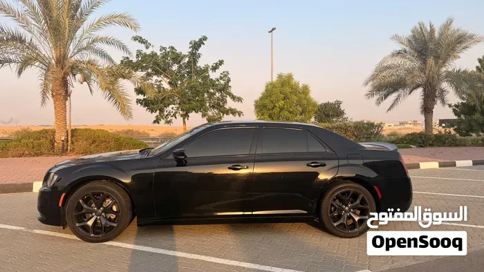 Chrysler 300 2023 photo 2