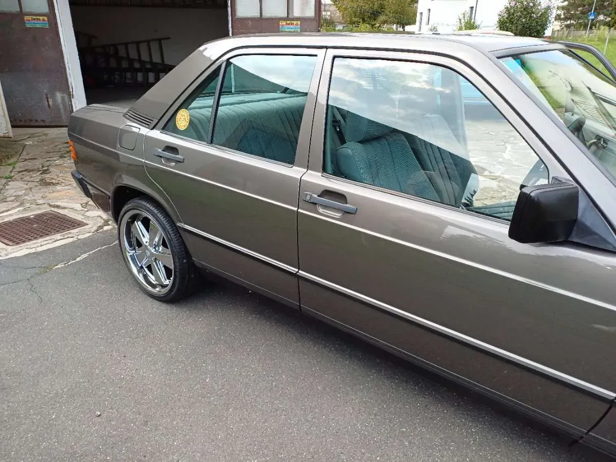 Mercedes-Benz 190 1986 photo 2