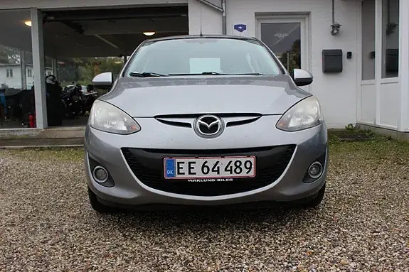 Mazda 2 2011 photo 2