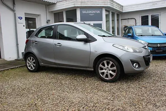 Mazda 2 2011 photo 3