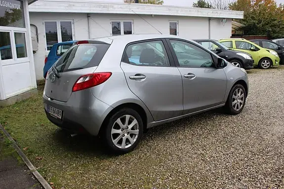 Mazda 2 2011 photo 4