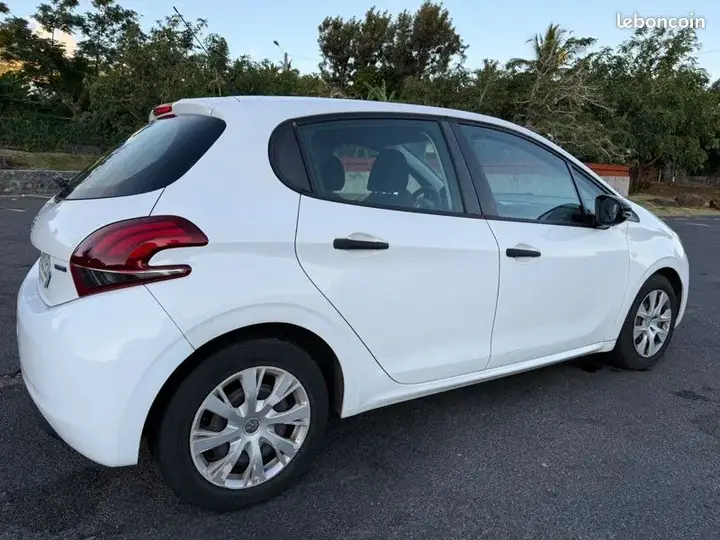 Peugeot 208 2017 photo 2