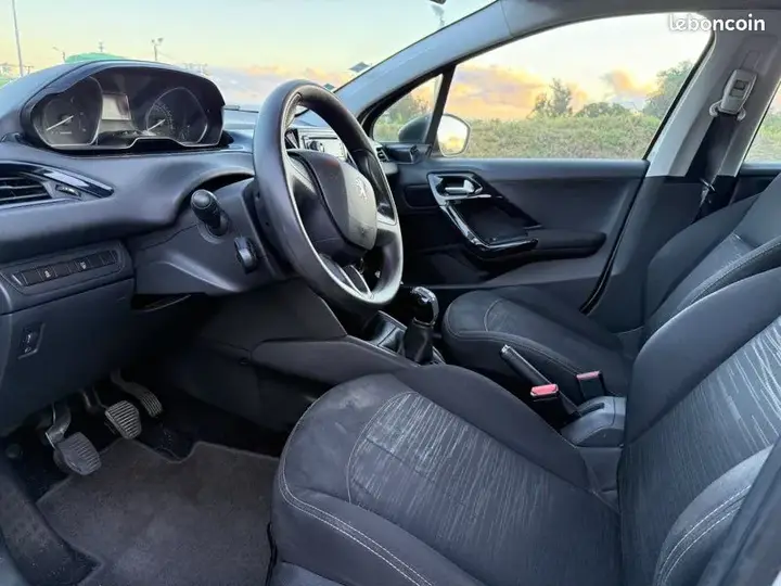 Peugeot 208 2017 photo 3