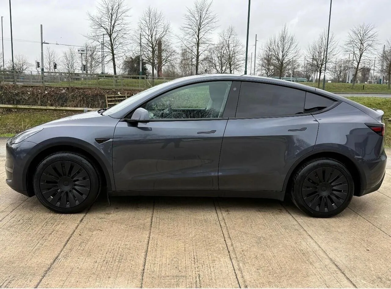Tesla Model Y 2023 photo 2