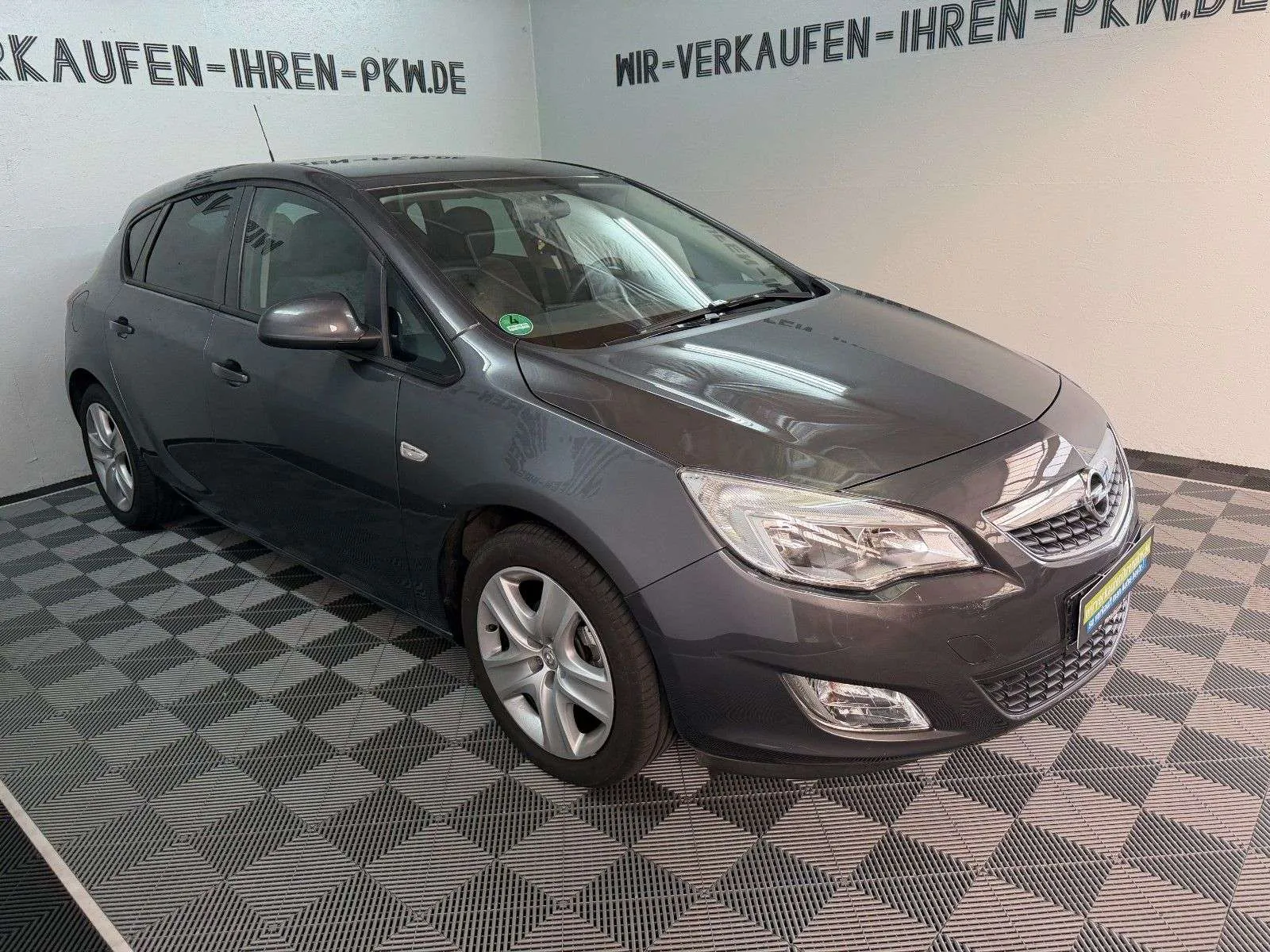 Opel Astra 2011 photo 2