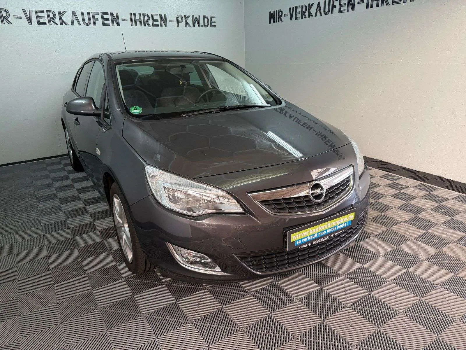 Opel Astra 2011 photo 3