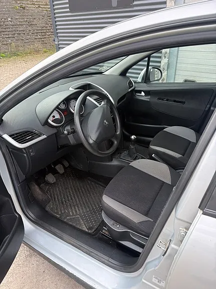 Peugeot 207 2007 photo 4
