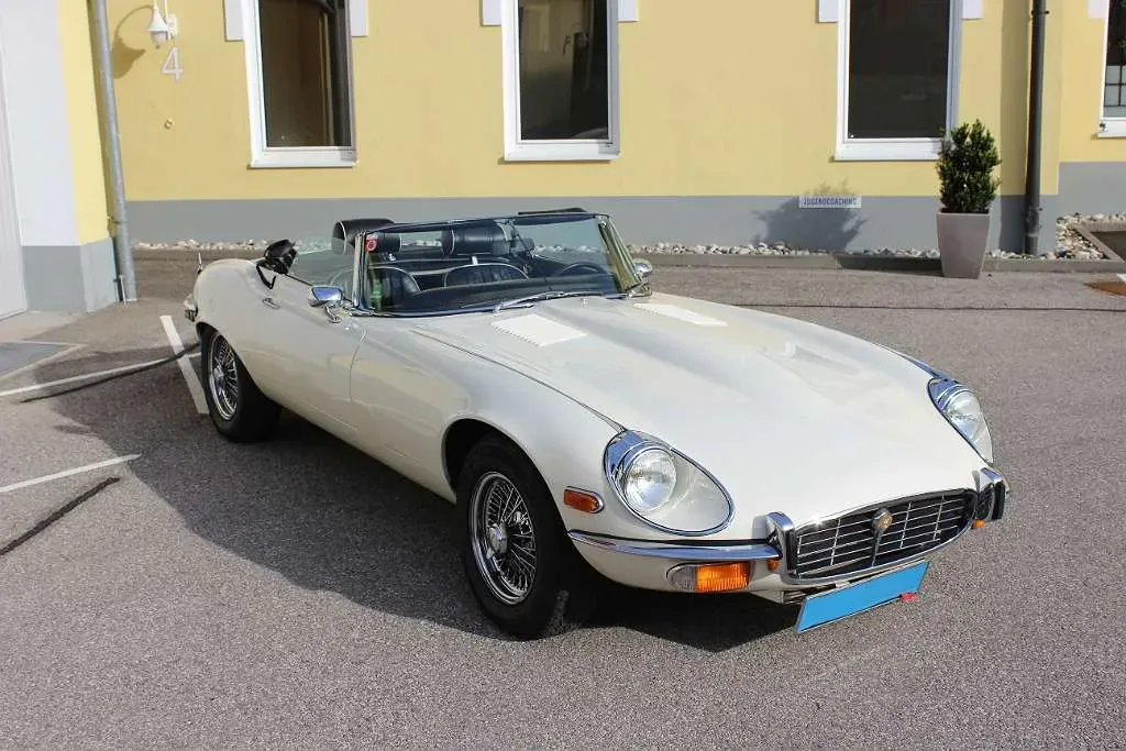 Jaguar E-Type 1972 photo 3