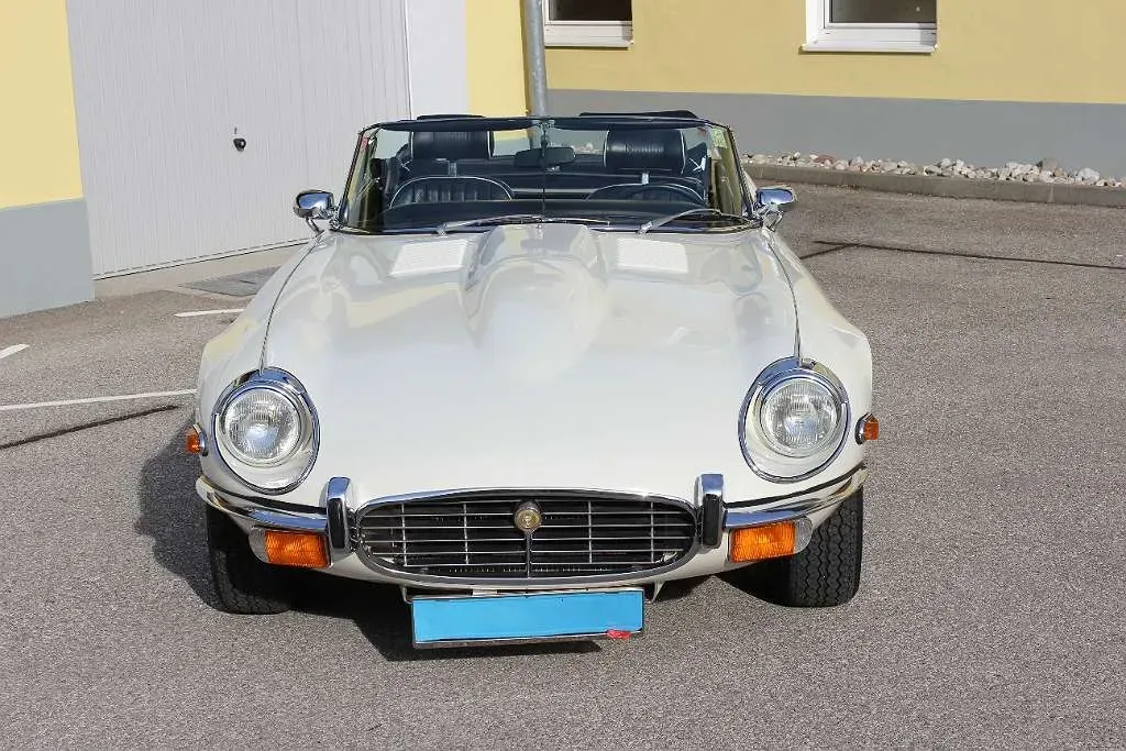 Jaguar E-Type 1972 photo 2
