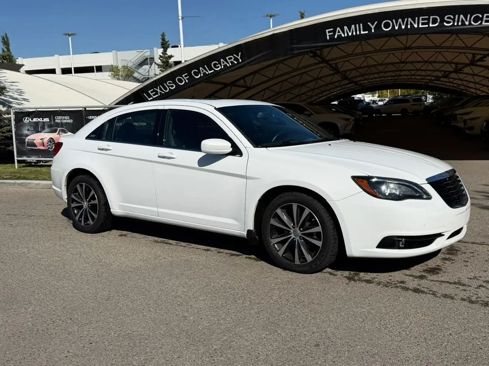 Chrysler 200 2013 photo 2