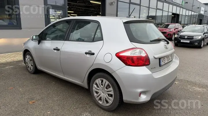 Toyota Auris 2011 photo 3
