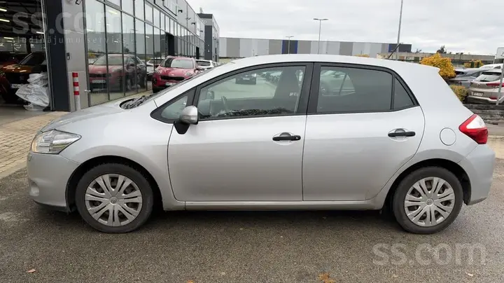 Toyota Auris 2011 photo 2